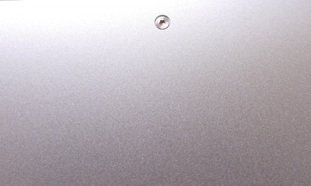 Mac Book Air 底面のネジ穴